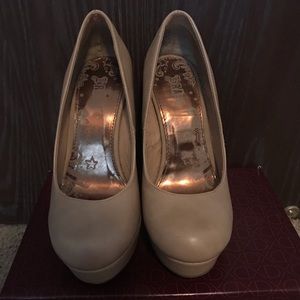 Nude pumps!